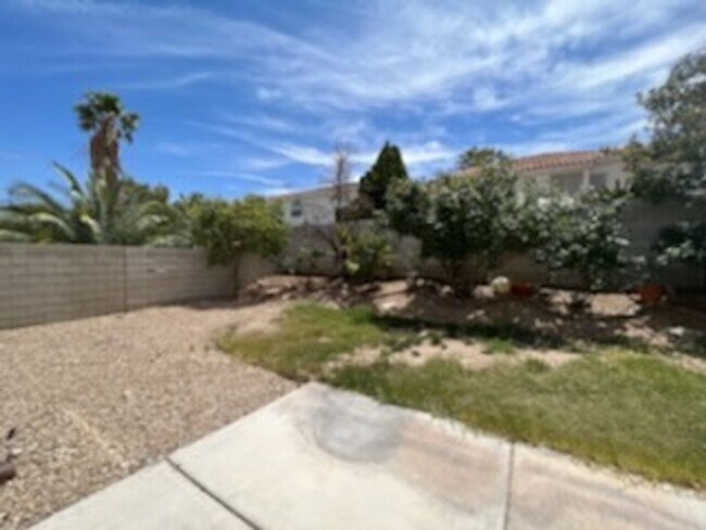 Building Photo - LARGE Spacious 5 Bedroom Single Family Home!!