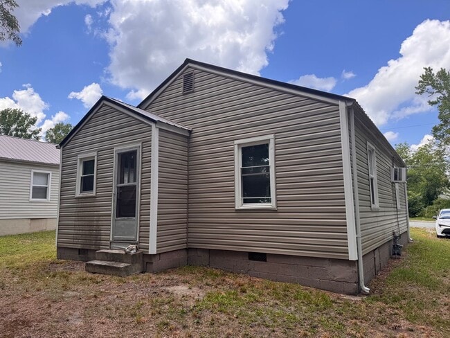 Building Photo - 2 BED, 1 BATH HOME LOCATED IN GREENSBORO