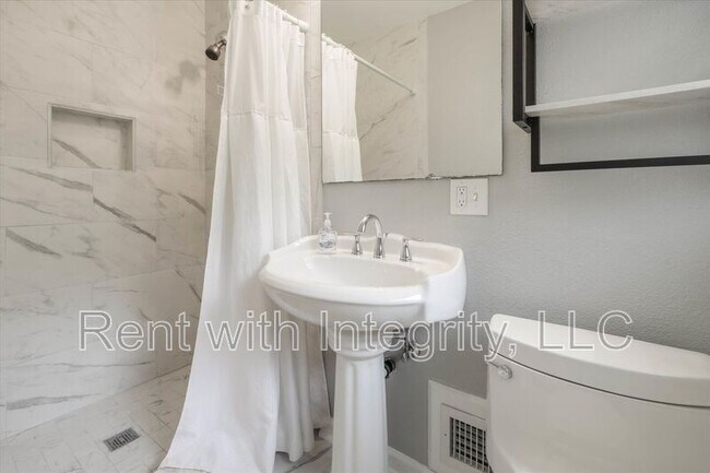 Building Photo - 1917 Sharon Rd