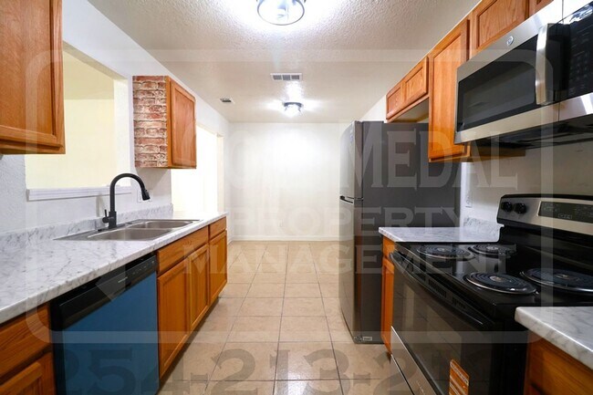 Building Photo - 2802 Alma Dr