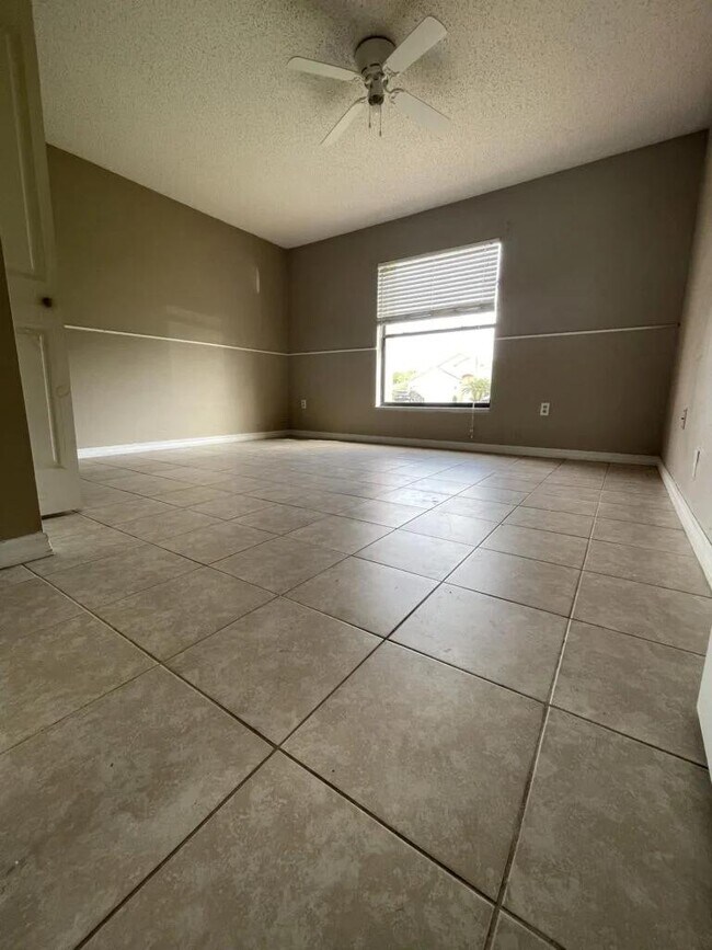 Building Photo - 723 Dromedary Dr