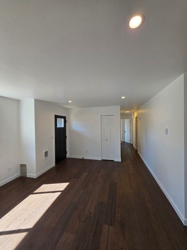 Building Photo - Perfectly remodeled 3BDR/1BA Single-level ...