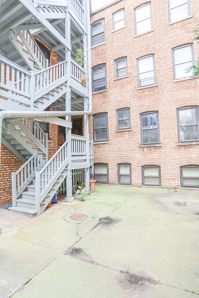 Building Photo - 1320 W Foster Ave