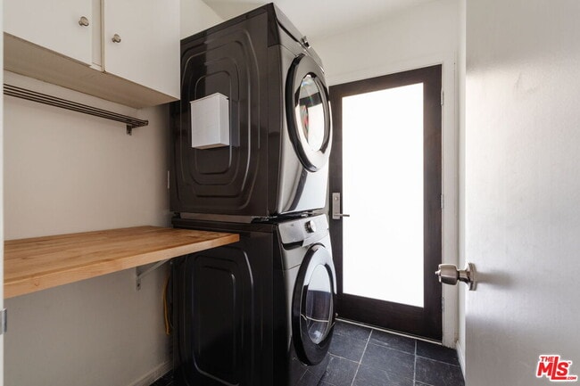 Building Photo - 2042 Sanborn Ave