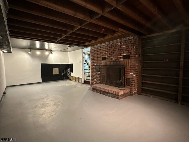 Building Photo - 120 Kosciuszko Rd