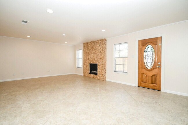 Building Photo - 13240 Trail Hollow Dr