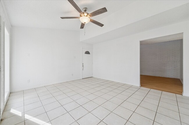 Building Photo - 2223 Par Ln