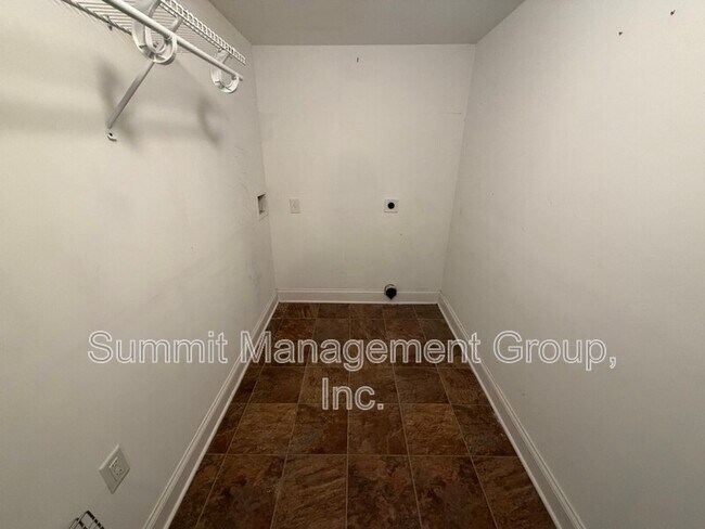 Building Photo - 2405 Twin Creek Ct SW