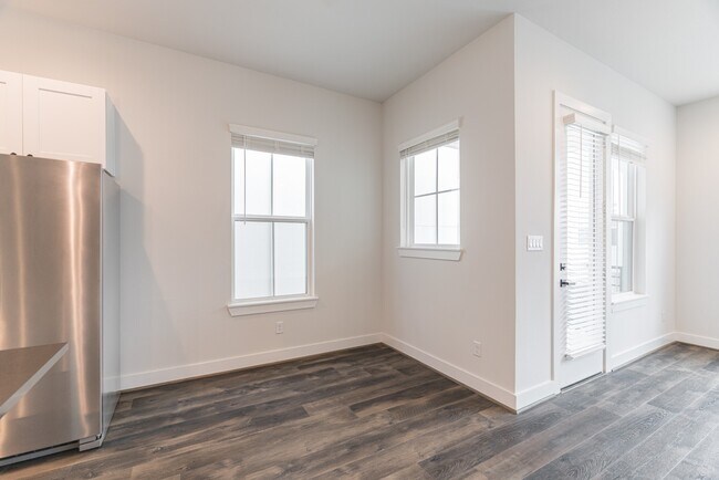 Building Photo - 5715 White Magnolia St.