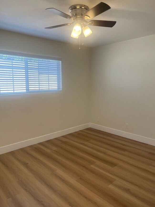 Building Photo - 1147