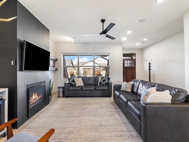 Building Photo - 2082 Dennison Ln