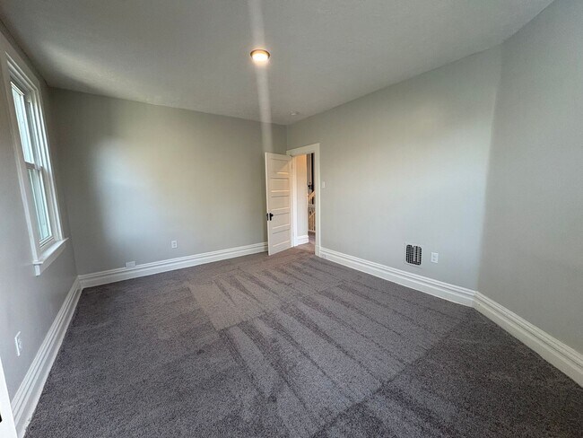 Building Photo - Huge Newly Renovated 4 Bedroom/2 Bath House in Bellevue!