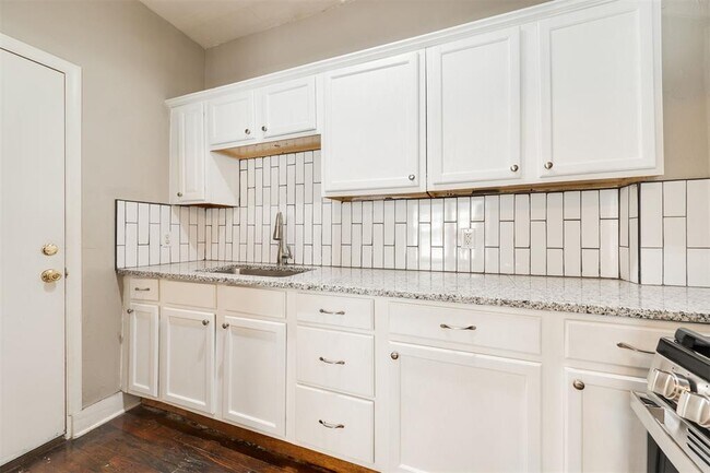 Building Photo - 2609 N Shartel Ave