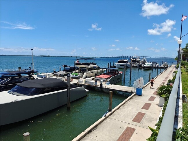Building Photo - 999 Brickell Bay Dr