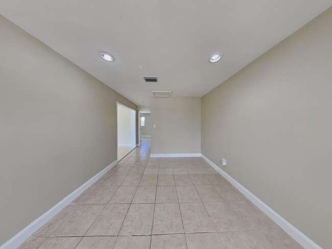 Building Photo - 8450 SW 27th Terrace