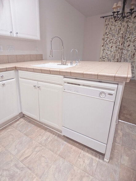 Building Photo - 936 Lilac Ln