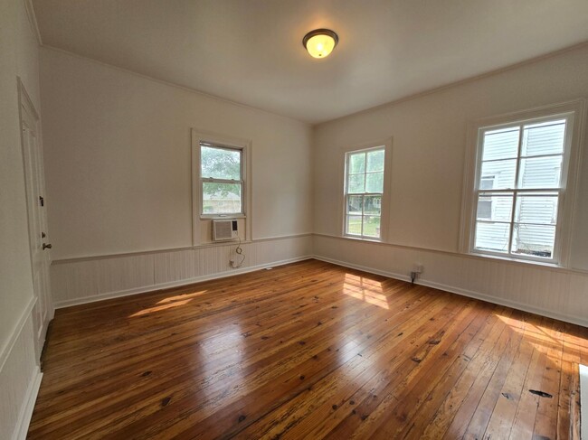 Building Photo - 403 W Hampton Ave