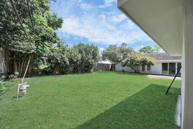 Building Photo - 7610 Highmeadow Dr