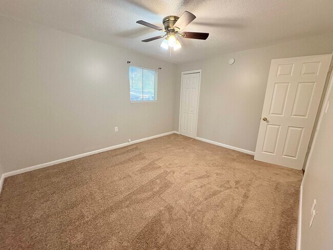 Building Photo - 2922 Oakwood Dr