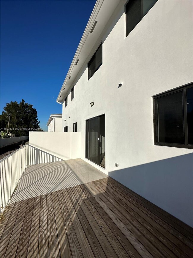 Building Photo - 4625 SW 32nd Ave