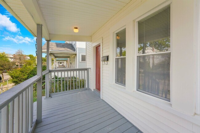 Building Photo - Move-In Ready 3-Bedroom Home with Updated Kitchen & Central A/C