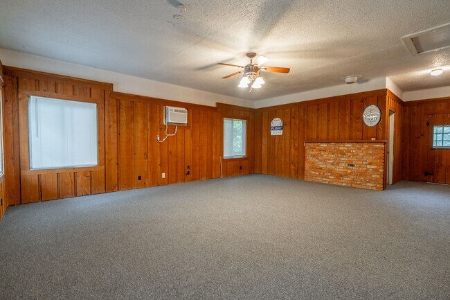 Building Photo - 4 Bedroom Home near UofA! Park-like yard! Lawn care included! Available for Fall semester!