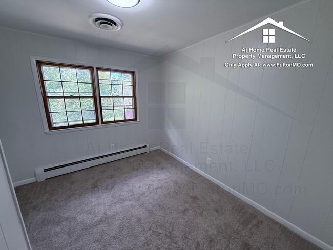 Building Photo - 511 Kleewood Dr