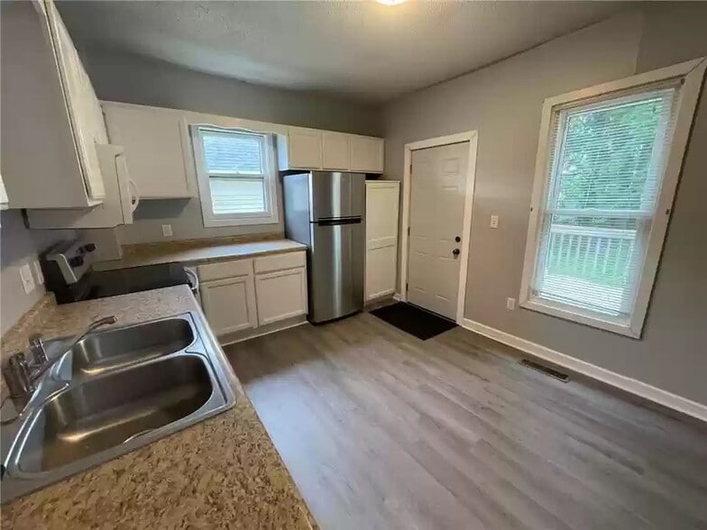 Kitchen 2 - 125 10th Ave SE