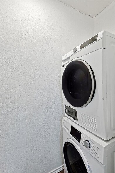 Building Photo - 329 Blandin St