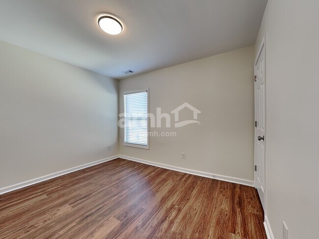 Building Photo - 1152 Balvaird Dr SE