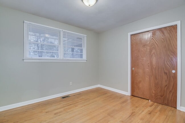 Building Photo - Updated 3 Bed 2 Bath off Columbia Rd