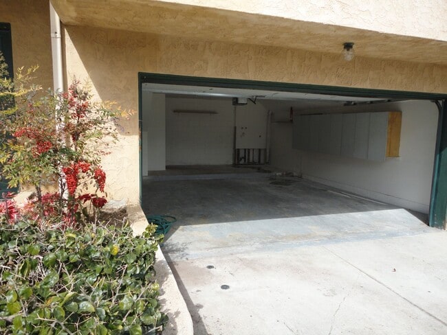 Building Photo - 2 BDR Townhome in Ocean Beach with 2 Car G...