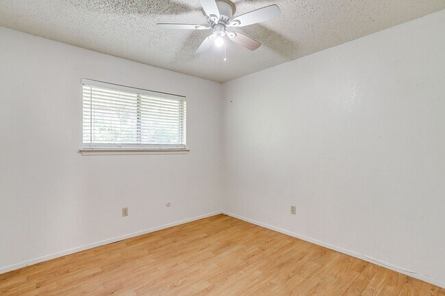 Building Photo - Spacious 4 Bed, 2 Bath Home in SW Fort Worth Ready for New Tenants- 76133