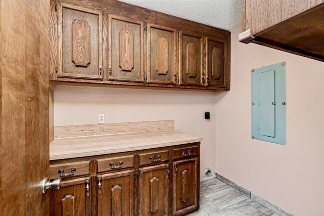 Building Photo - Spacious 3BR/2.5BA Retreat in Briarwood Es...