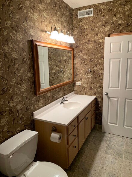 Master Bath - 645 N 1st St