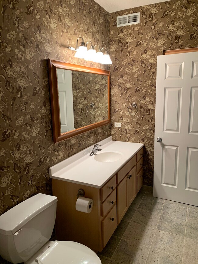 Master Bath - 645 N 1st St