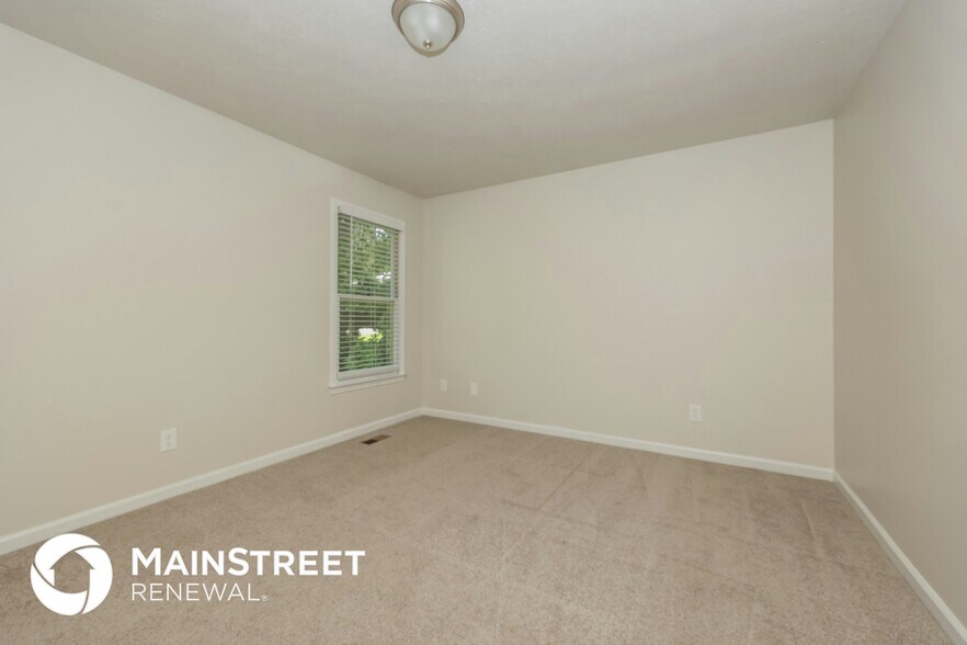 Building Photo - 4930 Cloverhill Dr