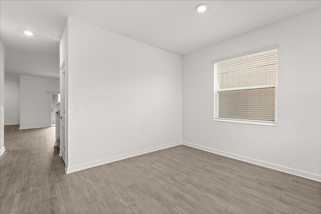 Building Photo - Spacious 5-Bedroom Solar Home for Rent in ...