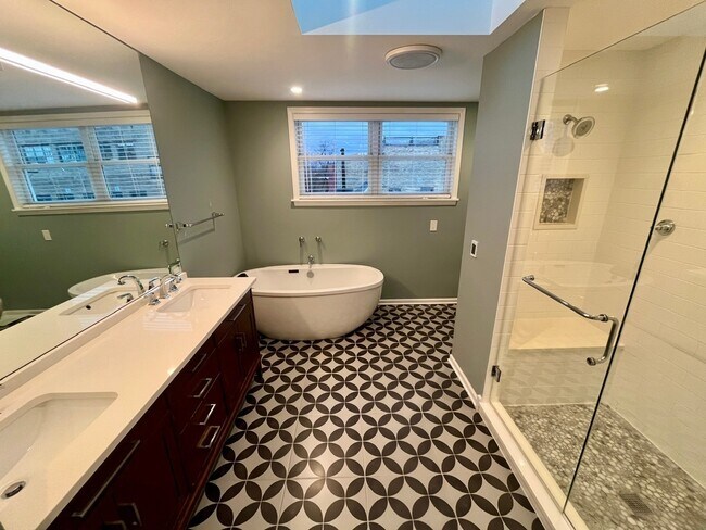 Building Photo - 3700 N Hermitage Ave