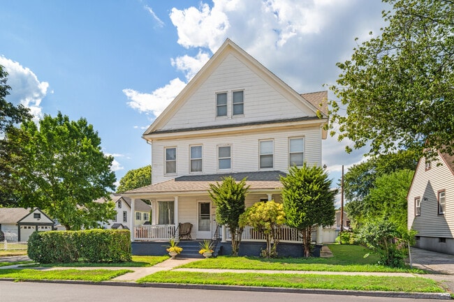 Building Photo - 318 Suburban Ave