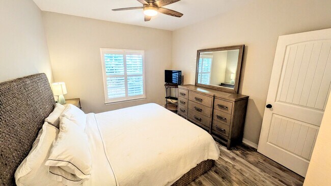 Building Photo - 6-12 month TURNKEY FURNISHED GOUNG FLOOR 2/2 CONDO