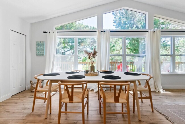 Building Photo - 152 Manresa Rd