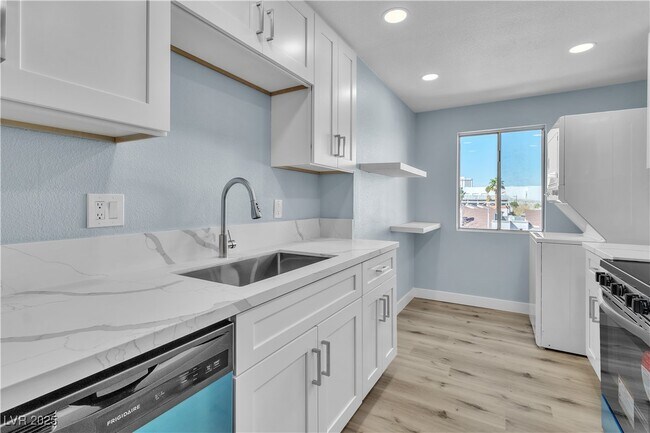 Building Photo - 725 N Royal Crest Cir