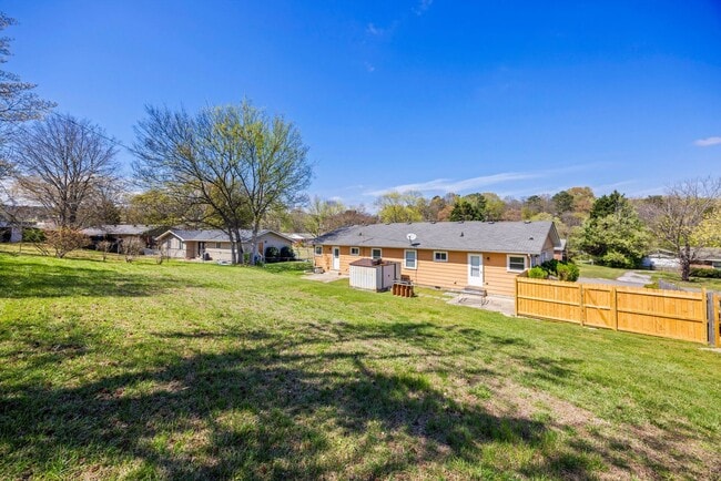 Building Photo - Charming 2 Bedroom in Hixson! Pet Friendly!