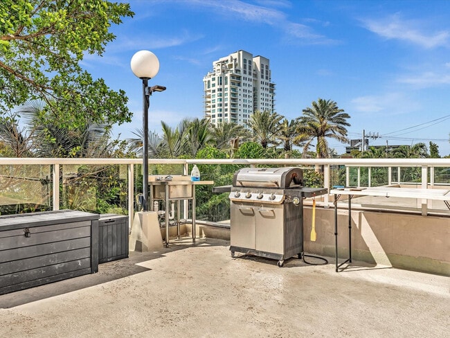 Building Photo - 3000 Holiday Dr