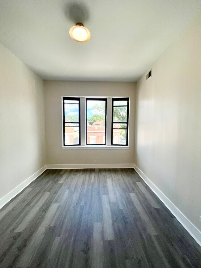 Building Photo - 2258 S Sacramento Ave