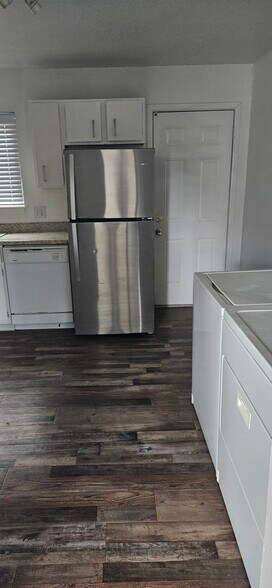 Top Unit Kitchen - 2221 Cooper Ave