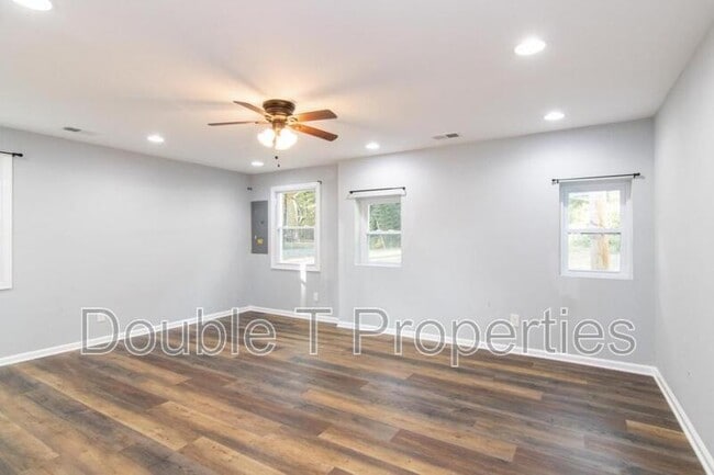 Building Photo - 3405 Pebble Dr