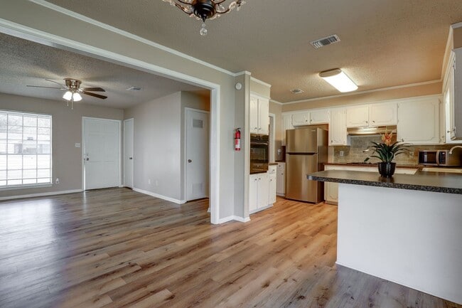 Building Photo - 3 Bedroom 1.5 Bathroom Ranch House