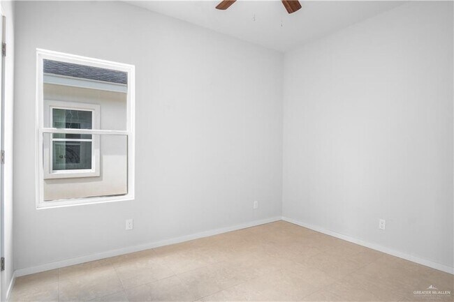 Building Photo - 704 N Alexandrite Ave